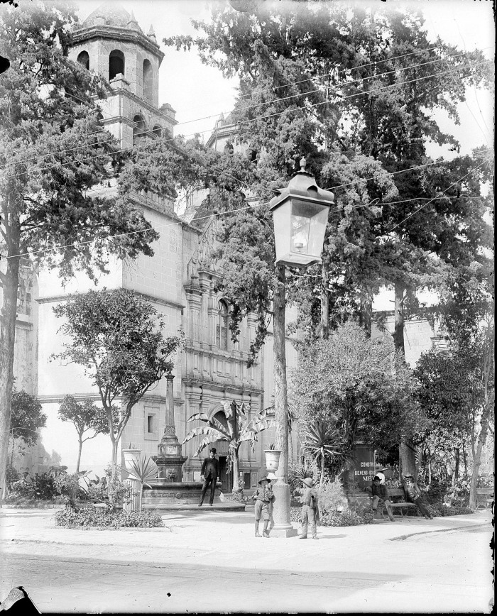 Iglesia de la Compañía y atrio jardín, Morelia