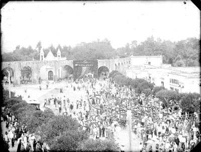 Acueducto, iglesia de la Virgen de Lourdes y desfile 