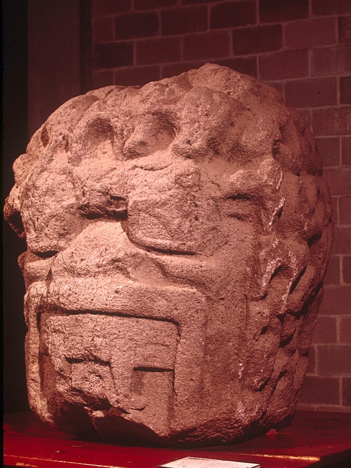 MONUMENTO 2, CABEZA