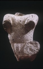 MONUMENTO 3, FIGURA HUMANA SENTADA