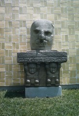 MONUMENTO 2, ALTAR CON DOS PEQUEÑAS FIGURAS