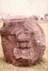 MONUMENTO 28, ALTAR CON FIGURA HUMANA