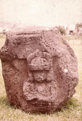 MONUMENTO 28, ALTAR CON FIGURA HUMANA