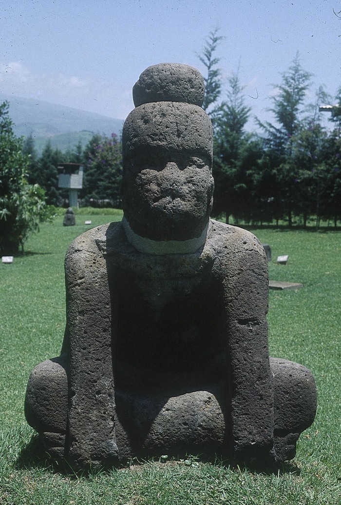 MONUMENTO 1, FIGURA SEDENTE