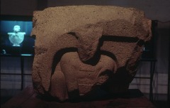MONUMENTO 5, ALTAR CON FIGURA HUMANA
