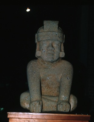 MONUMENTO 1, FIGURA SEDENTE CON TOCADO