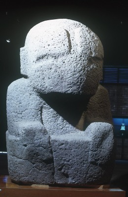 MONUMENTO 8, FIGURA SEDENTE