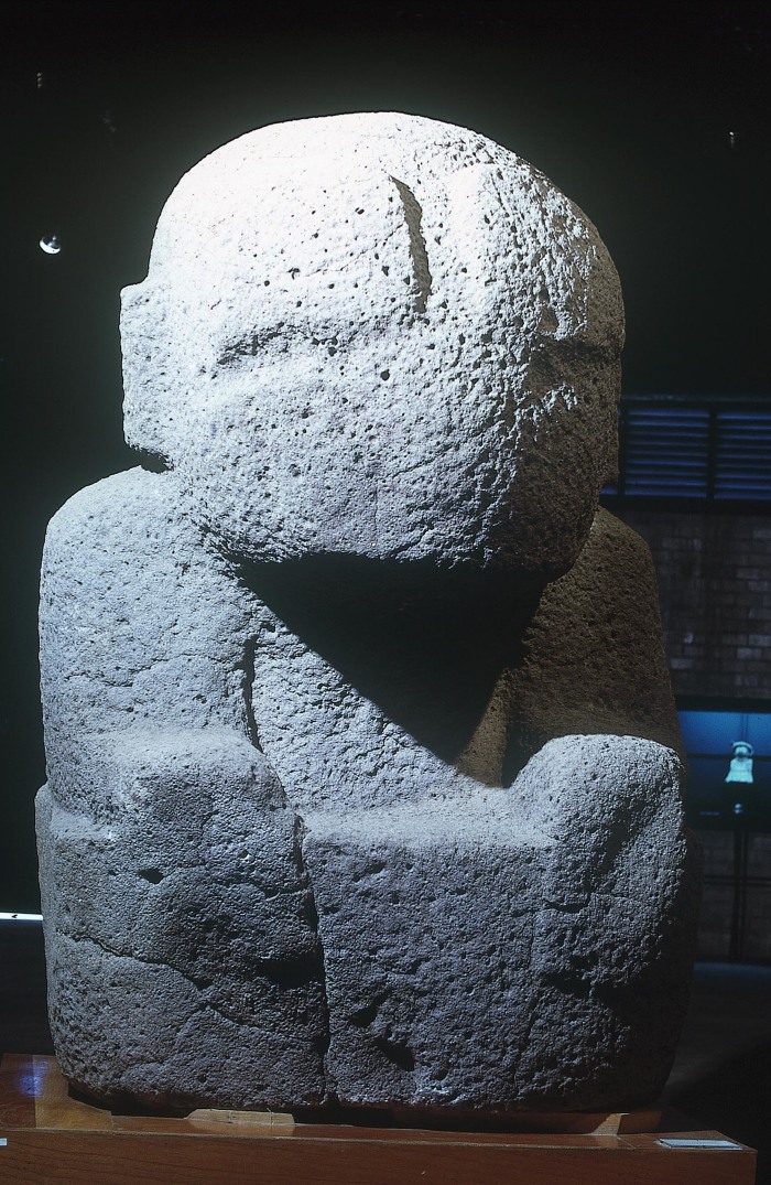 MONUMENTO 8, FIGURA SEDENTE
