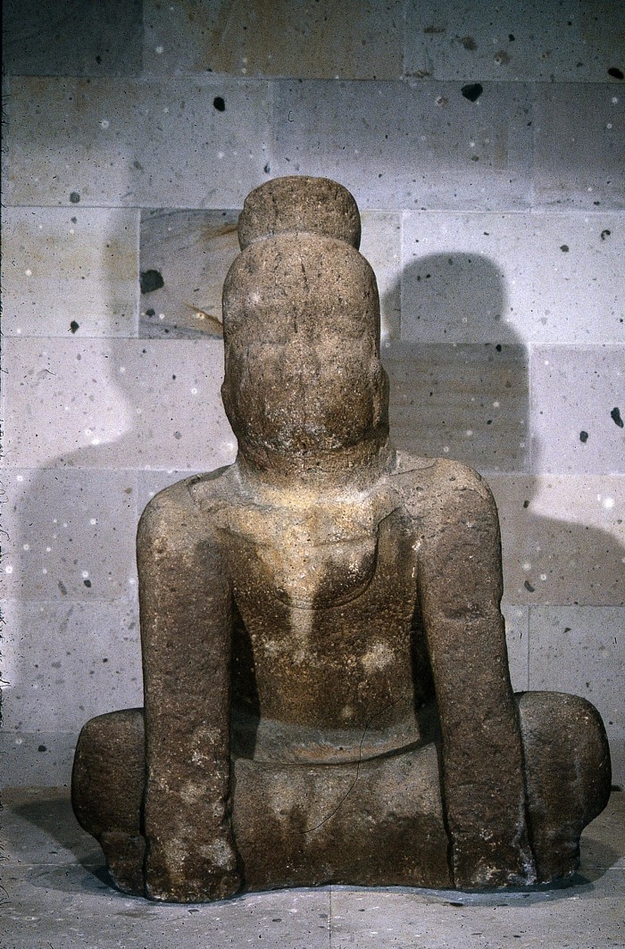 MONUMENTO 1, FIGURA SEDENTE