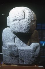 MONUMENTO 8, FIGURA SEDENTE