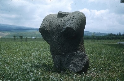 MONUMENTO 3, FIGURA HUMANA SENTADA