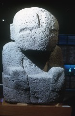 MONUMENTO 8, FIGURA SEDENTE