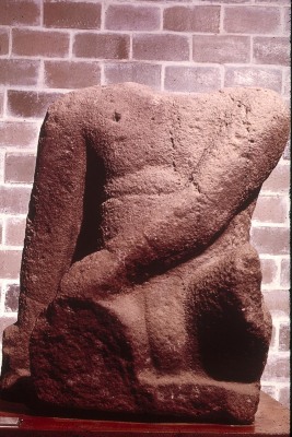 MONUMENTO 11, FIGURA HUMANA SEDENTE