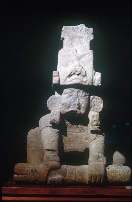 MONUMENTO 1, FIGURA HUMANA SEMIARRODILLADA