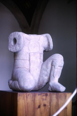 MONUMENTO 34, FIGURA HUMANA ACEFALA ARRODILLADA