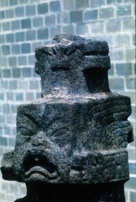 MONUMENTO 1, FIGURA HUMANA SEMIARRODILLADA