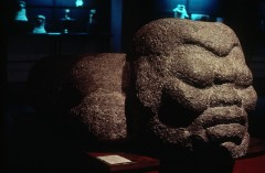 MONUMENTO F, ESPIGA ANTROPOMORFA