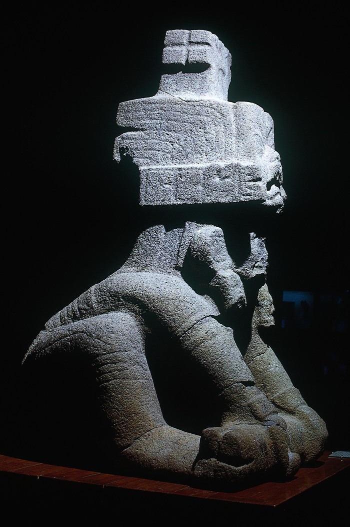 MONUMENTO 1, FIGURA HUMANA SEMIARRODILLADA