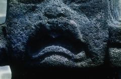 MONUMENTO 1, FIGURA HUMANA SEMIARRODILLADA