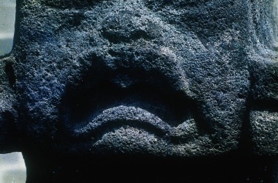MONUMENTO 1, FIGURA HUMANA SEMIARRODILLADA