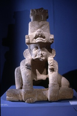 MONUMENTO 1, FIGURA HUMANA SEMIARRODILLADA