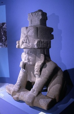 MONUMENTO 1, FIGURA HUMANA SEMIARRODILLADA