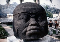 MONUMENTO Q, CABEZA