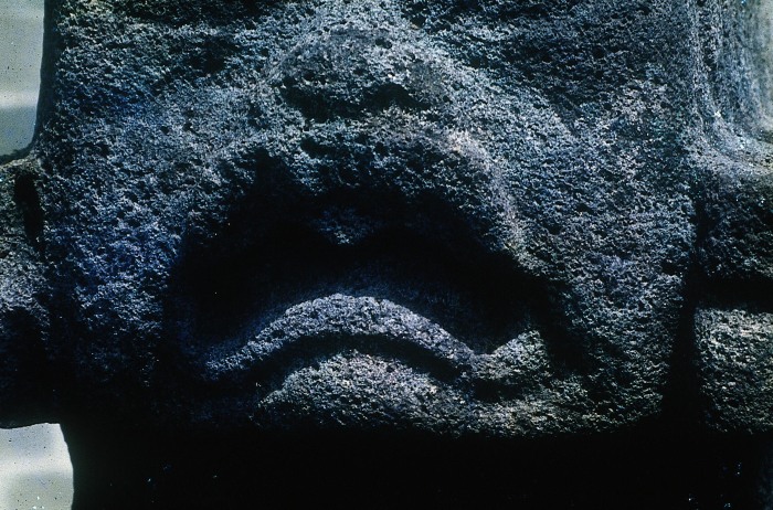MONUMENTO 1, FIGURA HUMANA SEMIARRODILLADA