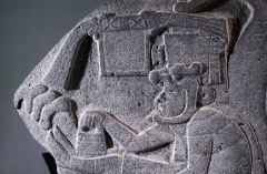 MONUMENTO 19, FIGURA HUMANA CON SERPIENTE