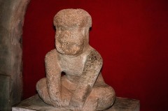MONUMENTO 10, FIGURA HUMANA SENTADA