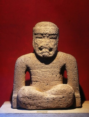 MONUMENTO 9, FIGURA HUMANA SENTADA