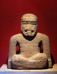 MONUMENTO 9, FIGURA HUMANA SENTADA