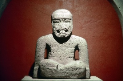 MONUMENTO 9, FIGURA HUMANA SENTADA