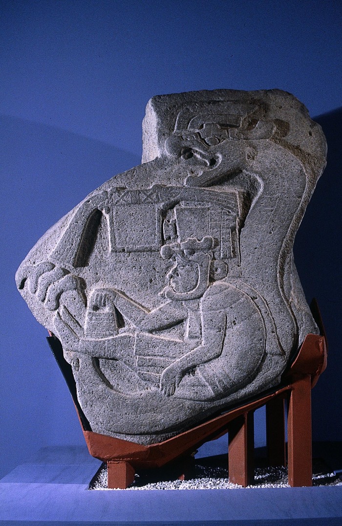 MONUMENTO 19, FIGURA HUMANA CON SERPIENTE