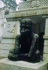 MONUMENTO 8, FIGURA HUMANA SENTADA