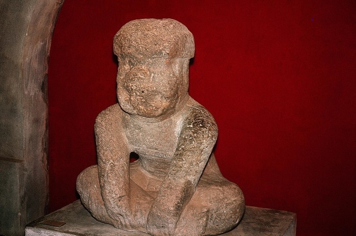MONUMENTO 10, FIGURA HUMANA SENTADA