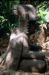 MONUMENTO 77, FIGURA HUMANA SEDENTE