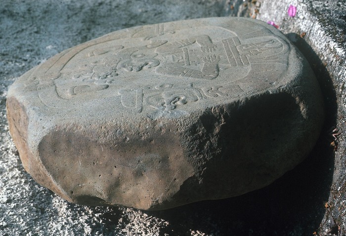 PIEDRA CIRCULAR CON RELIEVES