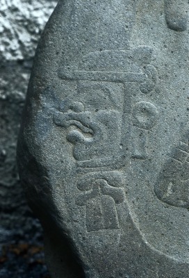 PIEDRA CIRCULAR CON RELIEVES