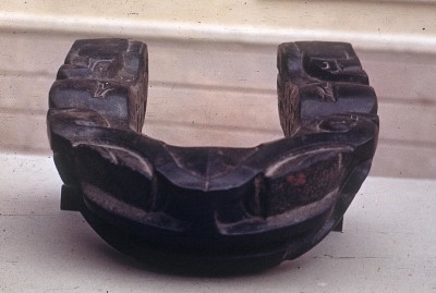 YUGO CON FIGURA ZOOMORFA