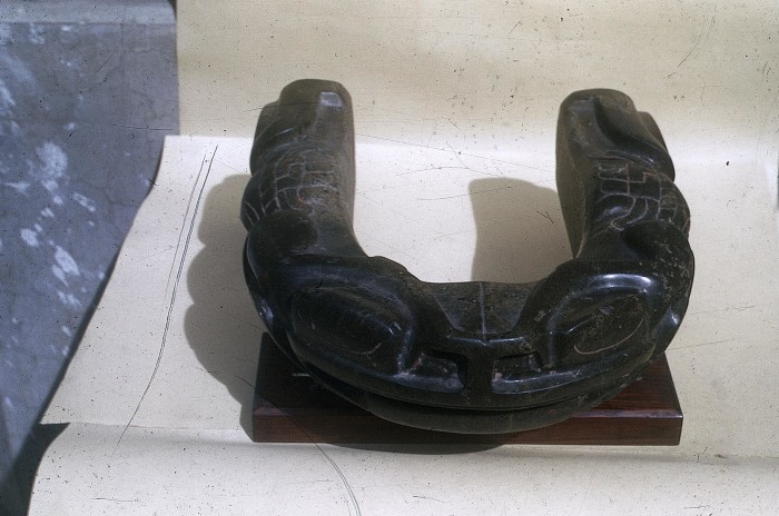 YUGO CON FIGURA ZOOMORFA