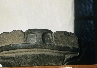 YUGO CON FIGURA ZOOMORFA