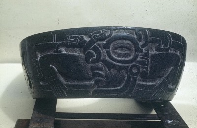 YUGO CON FIGURA ANTROPOMORFA