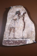 FRAGMENTO DE MURAL CON PERSONAJE ENMASCARADO Y COA