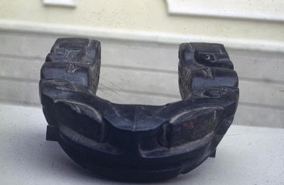 YUGO CON FIGURA ZOOMORFA