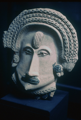 ESCULTURA ANTROPOMORFA MASCULINA