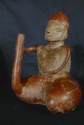 MUJER CON ASA VERTEDERA