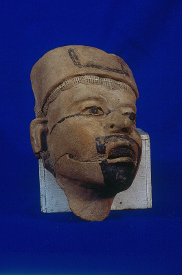 ESCULTURA ANTROPOMORFA MASCULINA