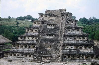 PIRAMIDE DE LOS NICHOS