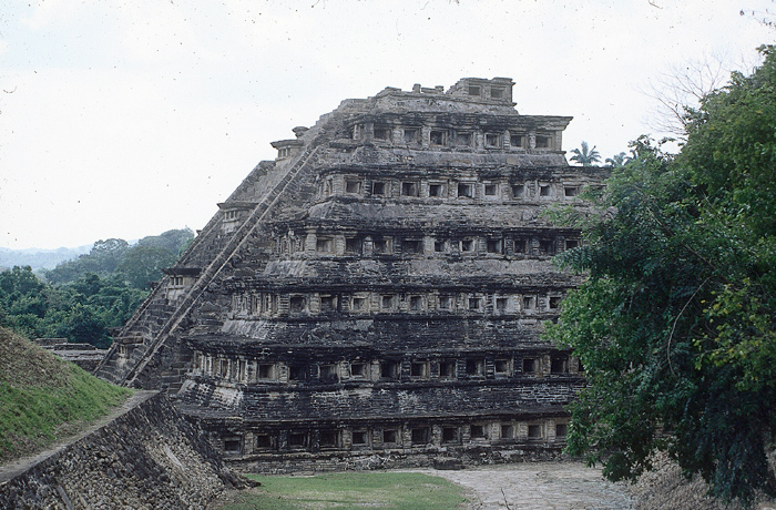 PIRAMIDE DE LOS NICHOS
